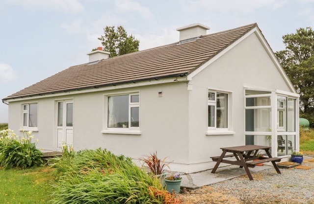 ROUNDSTONE BAY VIEW, family friendly in Roundstone, County Galway