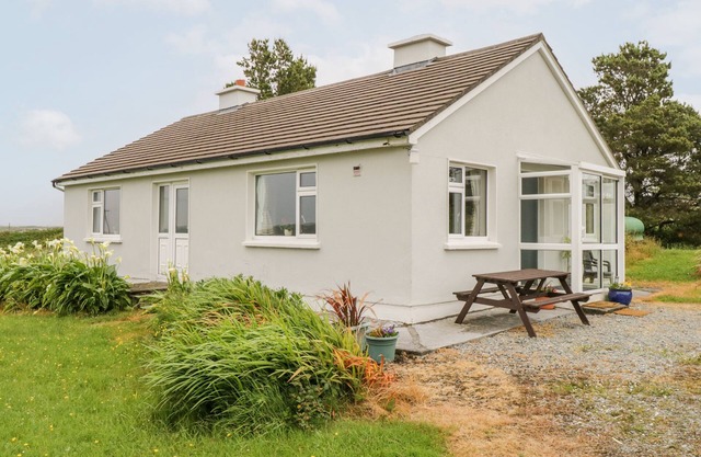ROUNDSTONE BAY VIEW, family friendly in Roundstone, County Galway