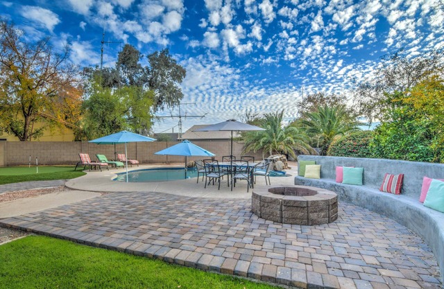 Route 66 Oasis in Downtown Gilbert with Heated Pool and Mini Golf