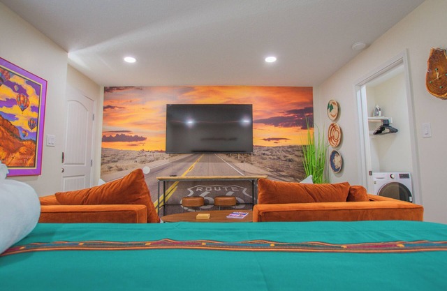 Route 66: Retro Retreat. Studio apartment with hot tub and full kitchen.