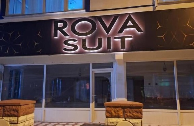 Rova Suit