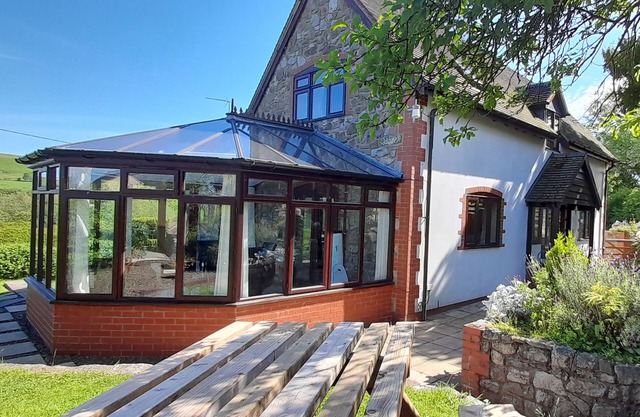 ROWAN COTTAGE, family friendly, with a garden in Gravels Bank