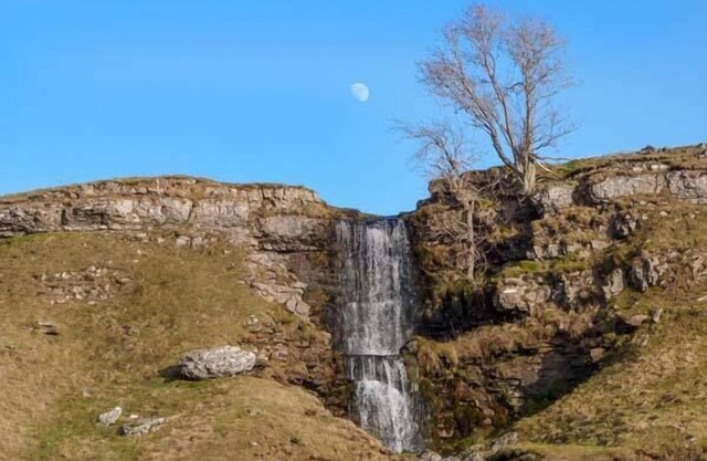 ROWAN COTTAGE, pet friendly, with open fire in Buckden