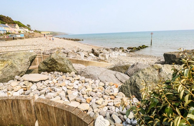 ROWAN LODGE, family friendly, with a garden in Amroth