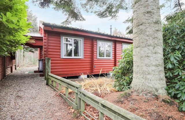 ROWAN LODGE, pet friendly, with a garden in Strathpeffer