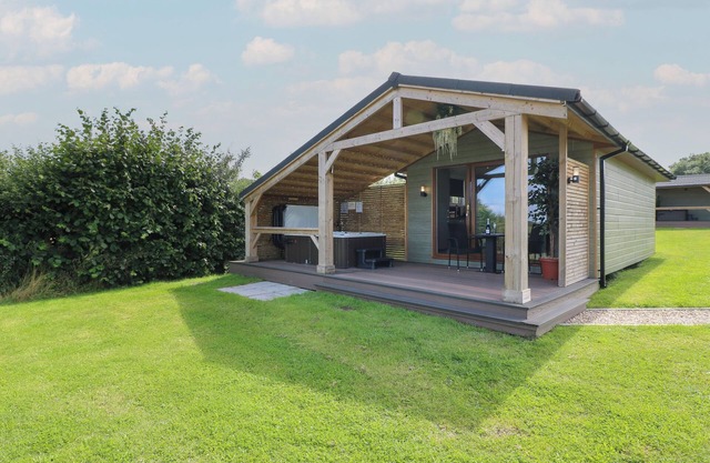 ROWAN, romantic, luxury holiday cottage, with hot tub in Donisthorpe