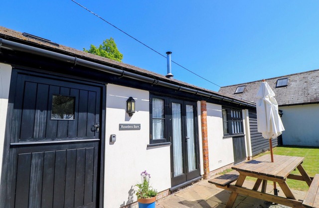 ROWDENS BARN, pet friendly, with open fire in Winterborne Stickland