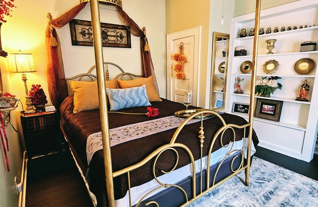 Royal European Corner to a Romantic Gateaway by Downtown-Houston, Heights & WOMH