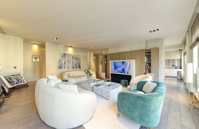 Royal flat on the Grand Sablon square (300m2)