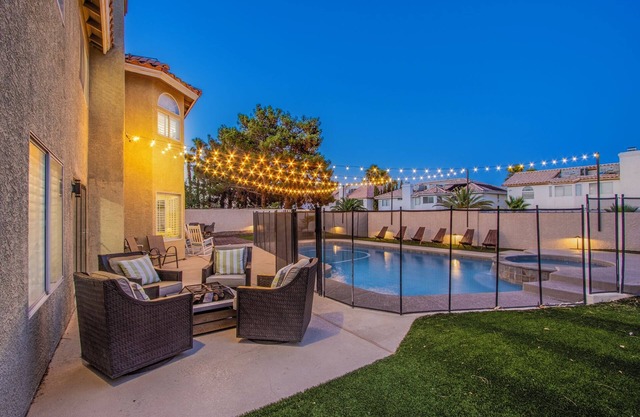 Royal Flush Lounge w/ Games, Karaoke, Pool & Spa!