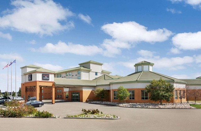 Royal Hotel Edmonton Airport Trademark Collection By Wyndham