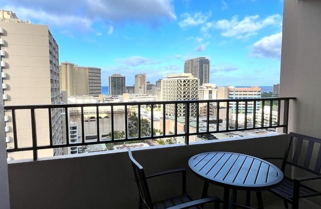 Royal Kuhio 1708 - Spacious Corner Unit with Stunning Ocean City Views in the Heart of Waikiki!