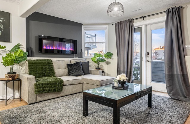 Royal Retreat King beds in Chestermere, 20min to Calgary International Airport