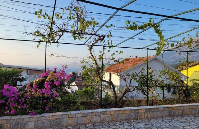 Ruhige, Gemütliche Ferienwohnung mit Terrasse, Parkplatz und Meerblick in Utjeha