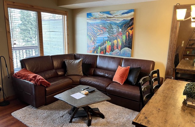 RUNDLE CLIFFS- Luxury Condo- 5 minute walk to Main Street Canmore