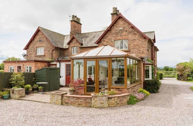 Rural 4 bed character cottage near to Chester