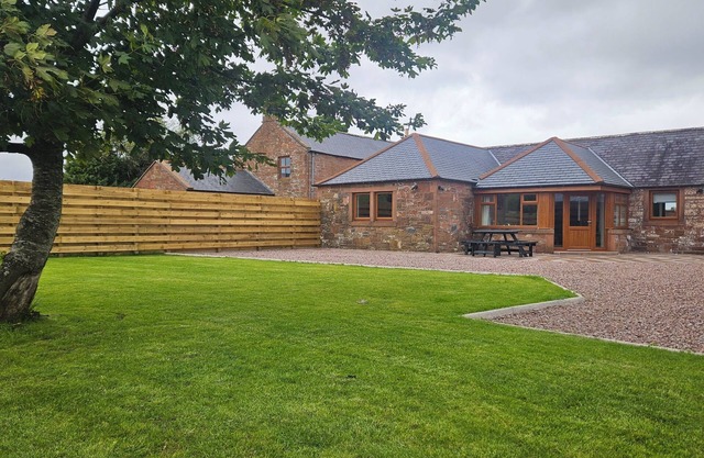 Rural cottage close to Caerlaverock Castle & WWT Caerlaverock. EV charger