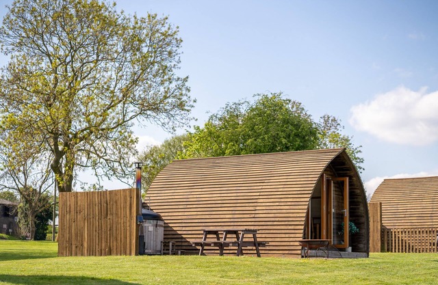 Rural Ensuite Wooden Cabin With Wood Fired Hot Tub