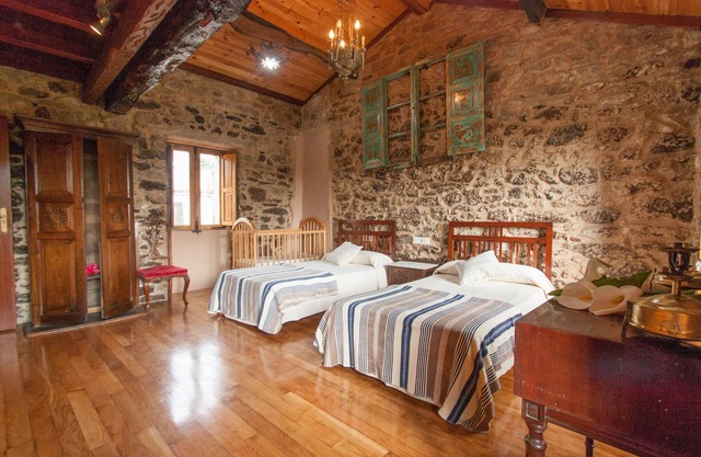 Rural house restored in Santiago de Compostela with private parking