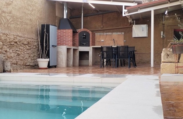 Rural house with PRIVATE swimming pool and barbecue