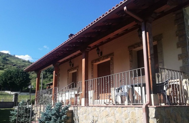 Rural house with fireplace next to hiking trails and ski slopes