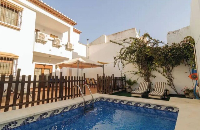 Rural house with its own salt water swimming pool, its own patio and barbecue.