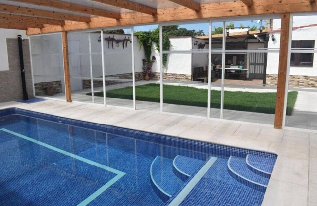 Rural house with swimming pool to bathe all year round.
