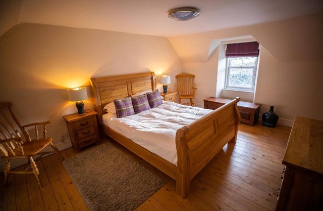 Rural retreat with 3 double bedrooms. Access via 1 mile of bumpy farm track.