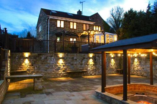 Rural Retreat with Hot Tub, Fire Pit & Games Room