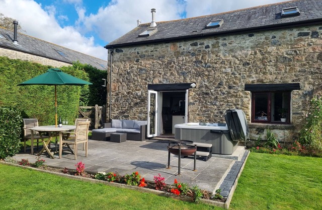 Rural tranquility in the heart of Dartmoor with hot tub, valley views, walks.