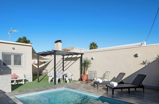 Rural vacation Home "El Abuelo" with Private Pool, 2 Terraces & Wi-Fi