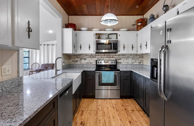 Rustic 1950s Lakefront 3bd Home with Office