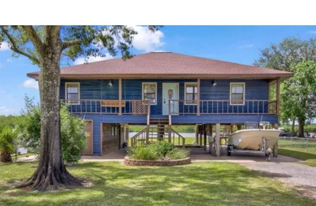 Rustic 3-bedroom house right on the bayou in lovely Beaumont
