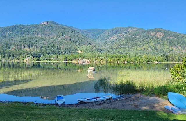Rustic 4-bedroom, lakefront, log cabin on Bull Lake!