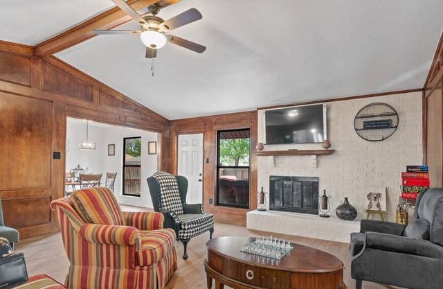 Rustic 4 BR Near DFW Airport, BBQ Grill & King Bed