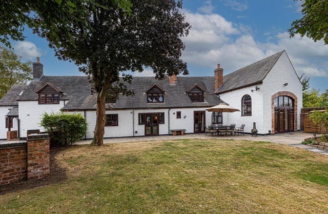 Rustic 5 Bed Farm House in Derbyshire, sleeps 9