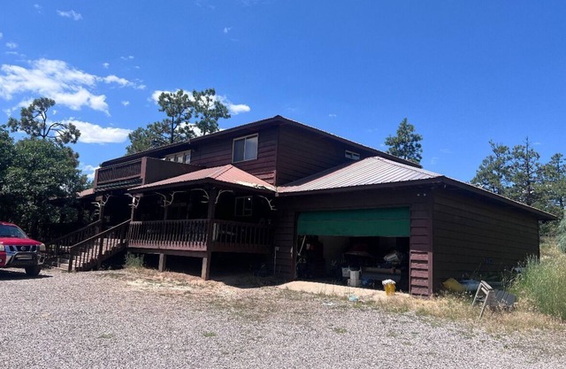 Rustic 7-BDRM and 3-bath lodge in a gated community in Los Ojos with WiFi access