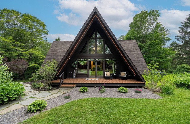 Rustic A Frame Cabin. Nature retreat on 4 acres! 15 minutes from 3 waterfalls