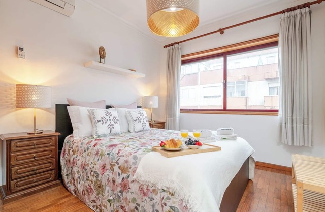 Rustic Bright Flat w/Netflix | City Centre