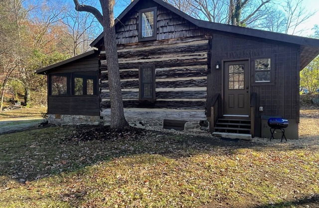 Rustic cabin with modern amenities, On the water, 0.4 miles to Downtown!