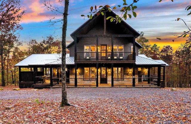 Rustic Charm – Hot Tub King Suites Nature Views