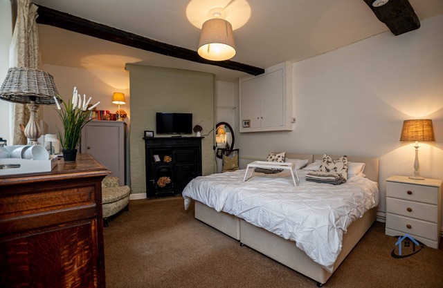 Rustic charm, king bed, en-suite, wi-fi, parking