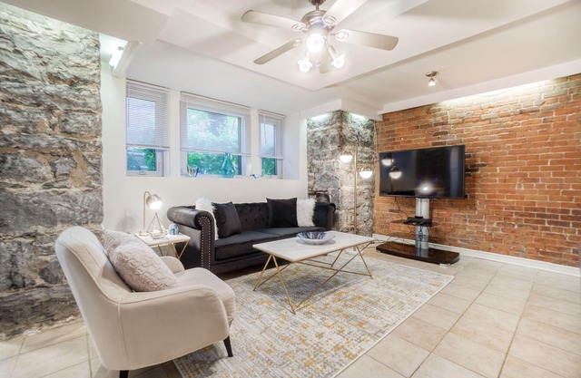 Rustic & Chic 2 Bedroom condo 5min to downtown