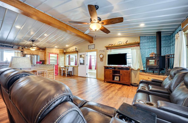 Rustic Coleman Retreat on 300 Acres w/Hot Tub!