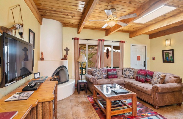 Rustic + Contemporary = Perfect Santa Fe Comfort