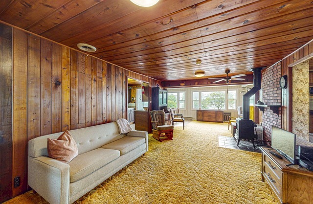 Rustic Cottage w/dock access, kayaks, and year-round adventures in East Jordan