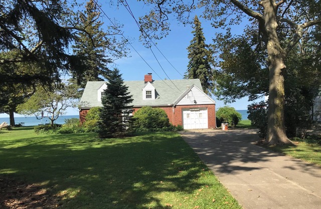 Rustic, Cozy 3-bedroom Cottage Directly on Lake Erie with WiFi,