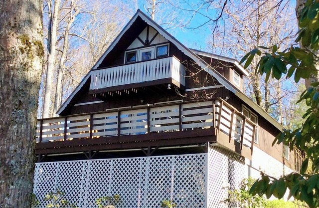 Rustic, cozy chalet close to fishing & hiking