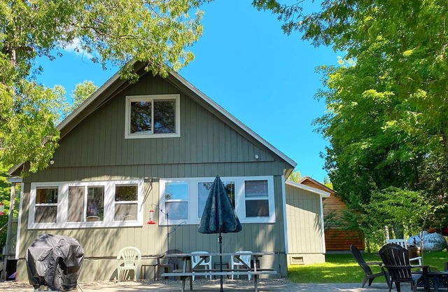 🐾Rustic dog friendly home on the North Shore of Rangeley Lake.