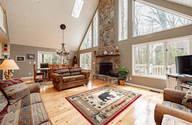Rustic Elegance w/Hot Tub, Game Loft & Fireplace